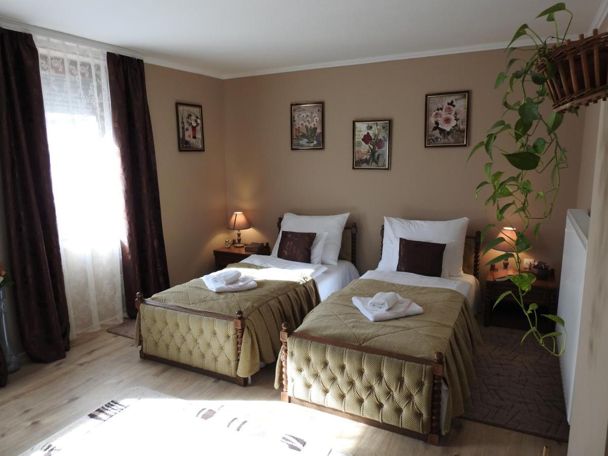 Moezsi Apartman Tolna ภายนอก รูปภาพ